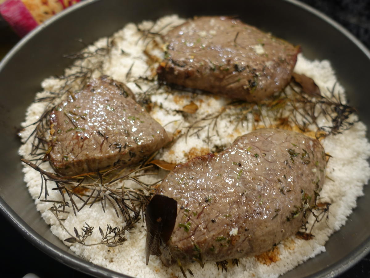 Rumpsteak Auf Dem Salzbett Auf Lauwarmen Salat Rezept Kochbar De