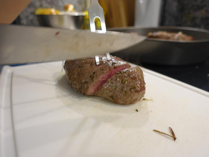 Rumpsteak Auf Dem Salzbett Auf Lauwarmen Salat Rezept Kochbar De