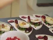 Wildkräutersalat mit flambiertem Ziegenkäse und Rote Bete Knuspertaler - Rezept - Bild Nr. 2