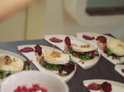 Wildkräutersalat mit flambiertem Ziegenkäse und Rote Bete Knuspertaler - Rezept - Bild Nr. 2