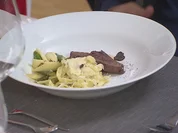 Hausgemachte Trüffeltagliatelle mit Spargel Zweierlei & Rinderfiletstreifen - Rezept - Bild Nr. 5645