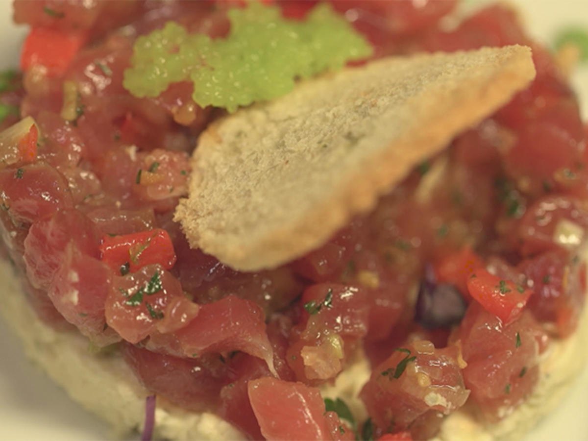 Bilder für Thunfischtartar auf Gurkenmousse, Thunfischfilet im Sesammantel und Wasabi Cracker - Rezept