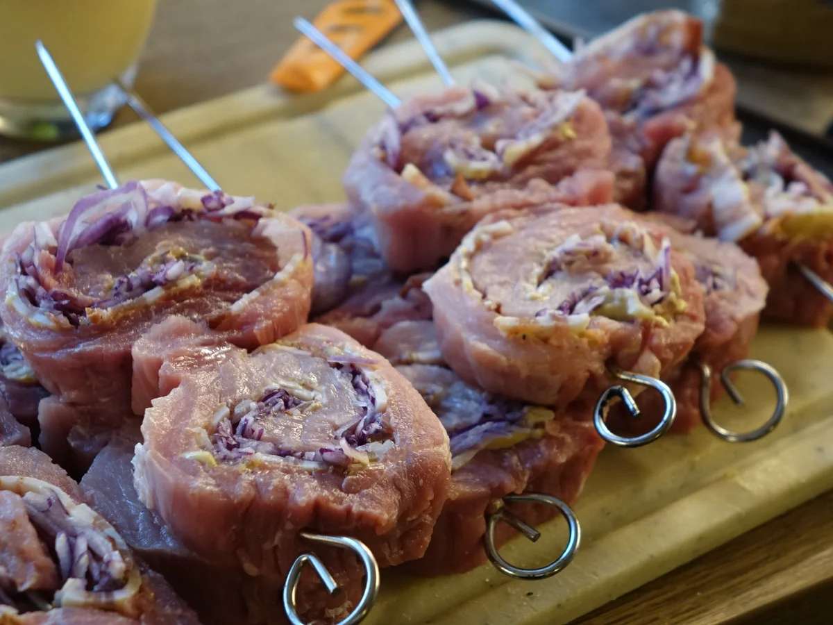 Rezept: Deftig gerollte Schweinespieße Bild Nr. 5655 Deftig gerollte Schweinespieße - Rezept - Bild Nr. 5655