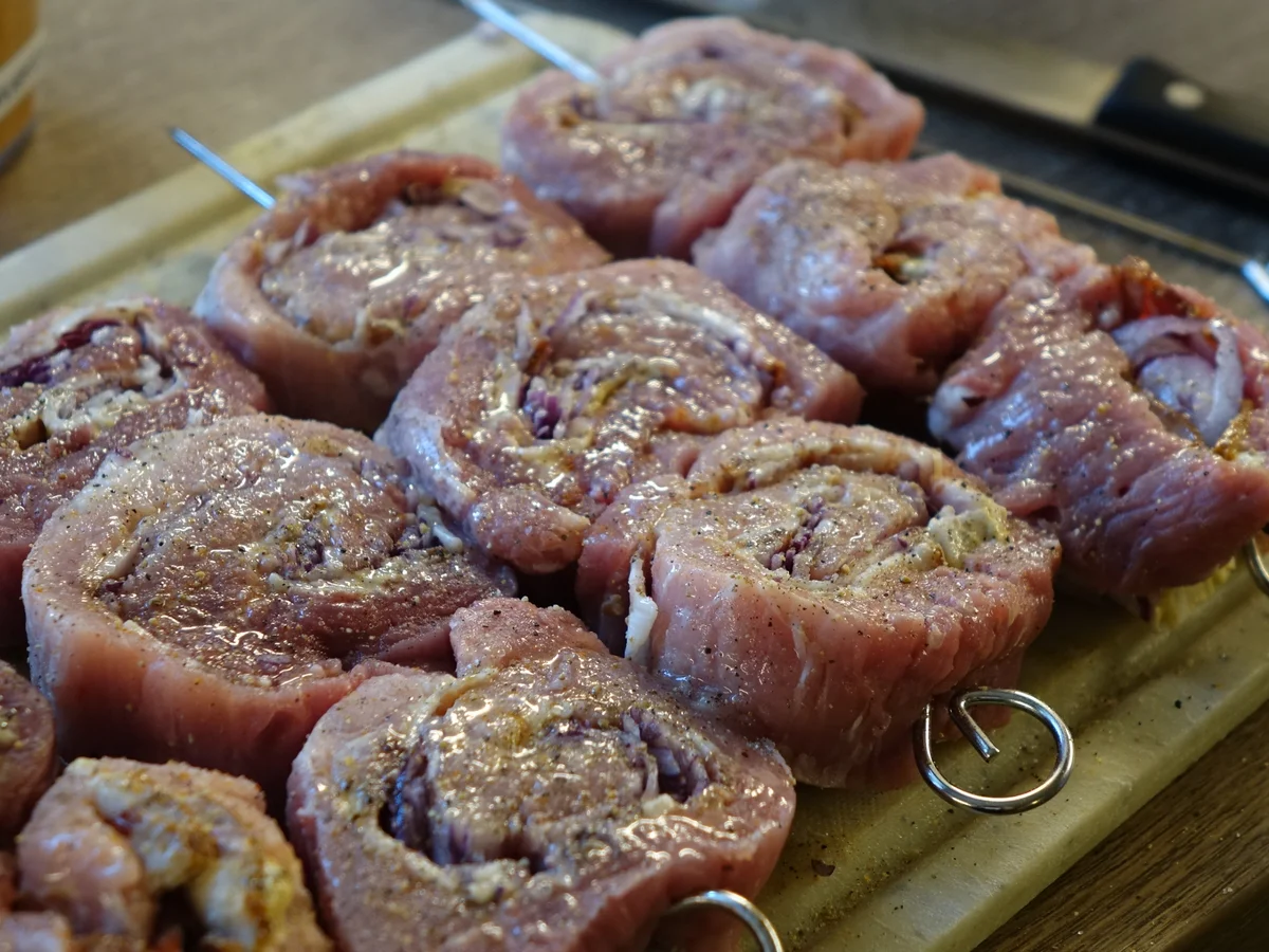 Rezept: Deftig gerollte Schweinespieße Bild Nr. 5656 Deftig gerollte Schweinespieße - Rezept - Bild Nr. 5656