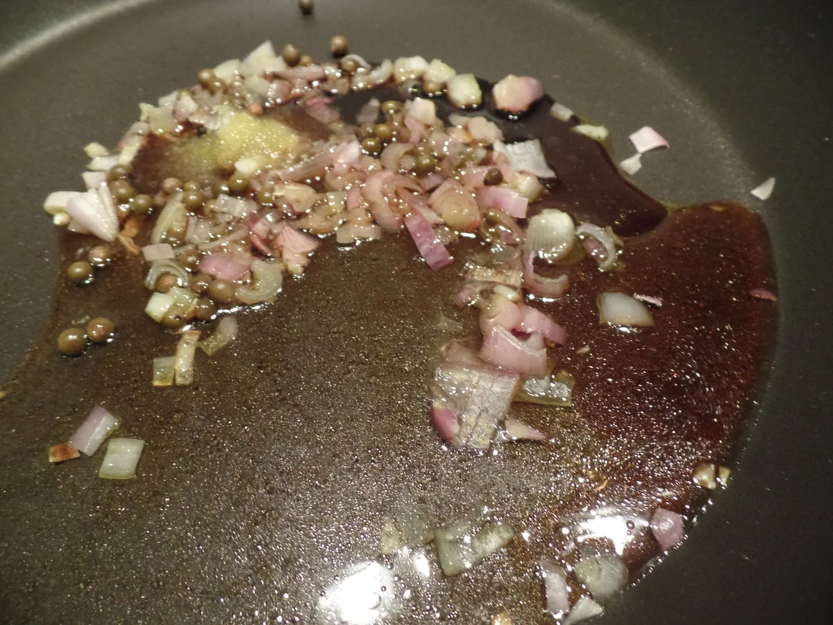 Rezept: Gebackener Ziegen-Camembert und Römersalat mit Erdbeersauce Bild Nr. 5647 Gebackener Ziegen-Camembert und Römersalat mit Erdbeersauce - Rezept - Bild Nr. 5647