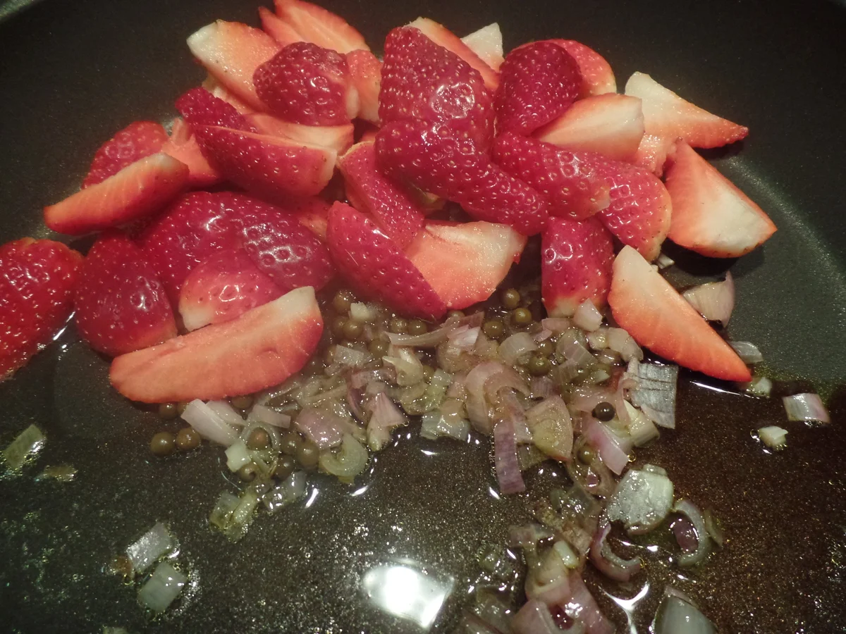 Rezept: Gebackener Ziegen-Camembert und Römersalat mit Erdbeersauce Bild Nr. 5648 Gebackener Ziegen-Camembert und Römersalat mit Erdbeersauce - Rezept - Bild Nr. 5648