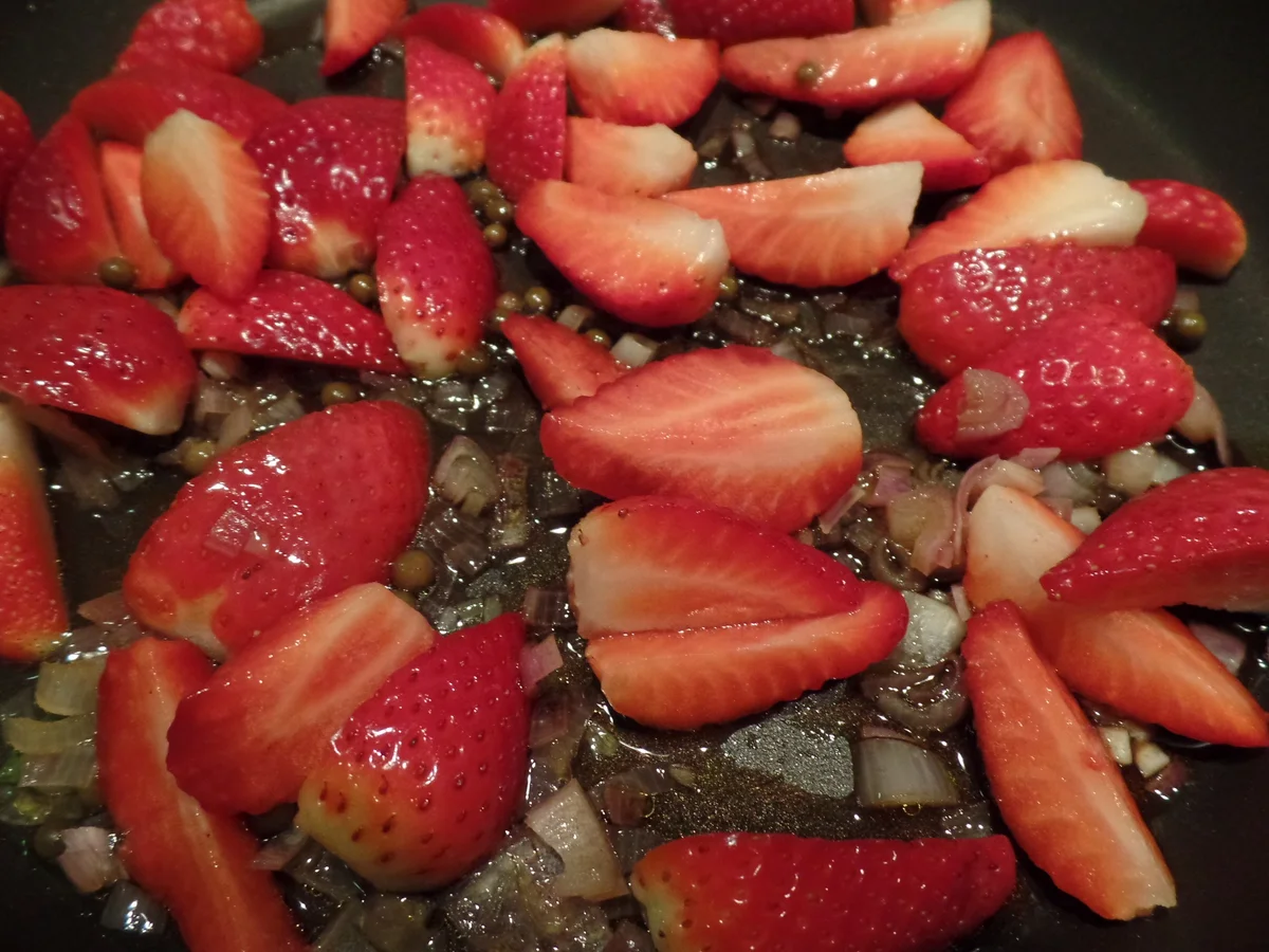 Rezept: Gebackener Ziegen-Camembert und Römersalat mit Erdbeersauce Bild Nr. 5649 Gebackener Ziegen-Camembert und Römersalat mit Erdbeersauce - Rezept - Bild Nr. 5649