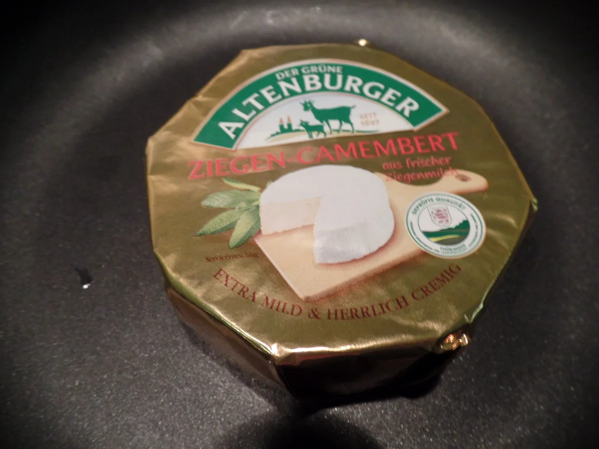 Rezept: Gebackener Ziegen-Camembert und Römersalat mit Erdbeersauce Bild Nr. 5650 Gebackener Ziegen-Camembert und Römersalat mit Erdbeersauce - Rezept - Bild Nr. 5650