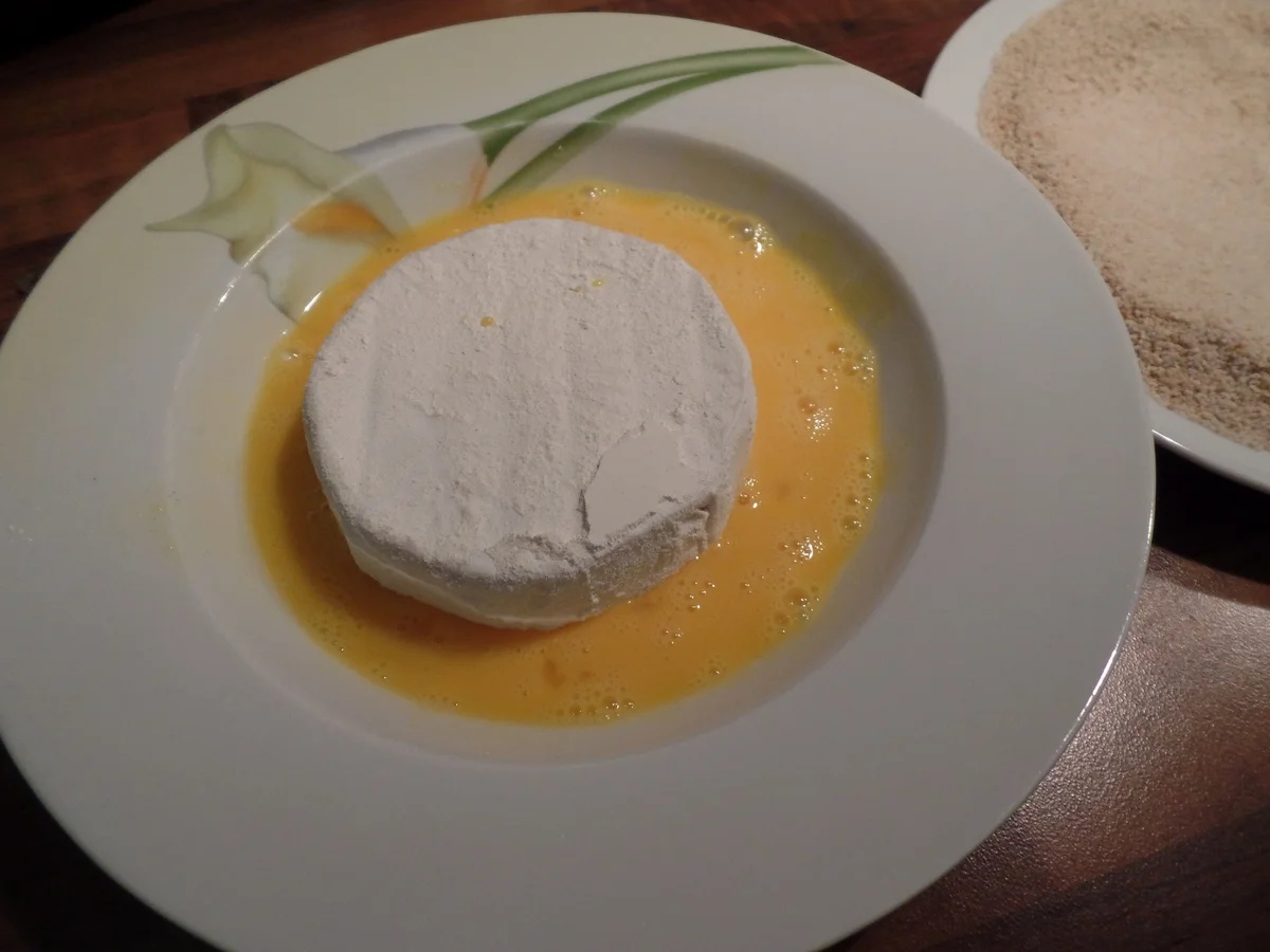 Rezept: Gebackener Ziegen-Camembert und Römersalat mit Erdbeersauce Bild Nr. 5651 Gebackener Ziegen-Camembert und Römersalat mit Erdbeersauce - Rezept - Bild Nr. 5651