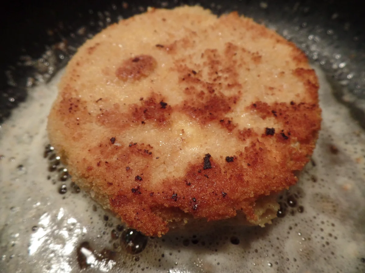 Rezept: Gebackener Ziegen-Camembert und Römersalat mit Erdbeersauce Bild Nr. 5655 Gebackener Ziegen-Camembert und Römersalat mit Erdbeersauce - Rezept - Bild Nr. 5655