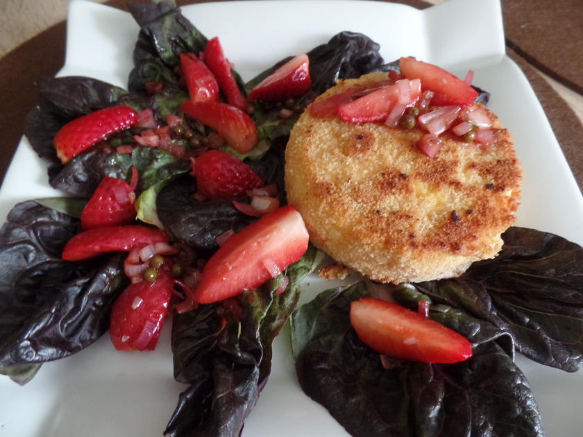 Gebackener Ziegen-Camembert und Römersalat mit Erdbeersauce - Rezept ...