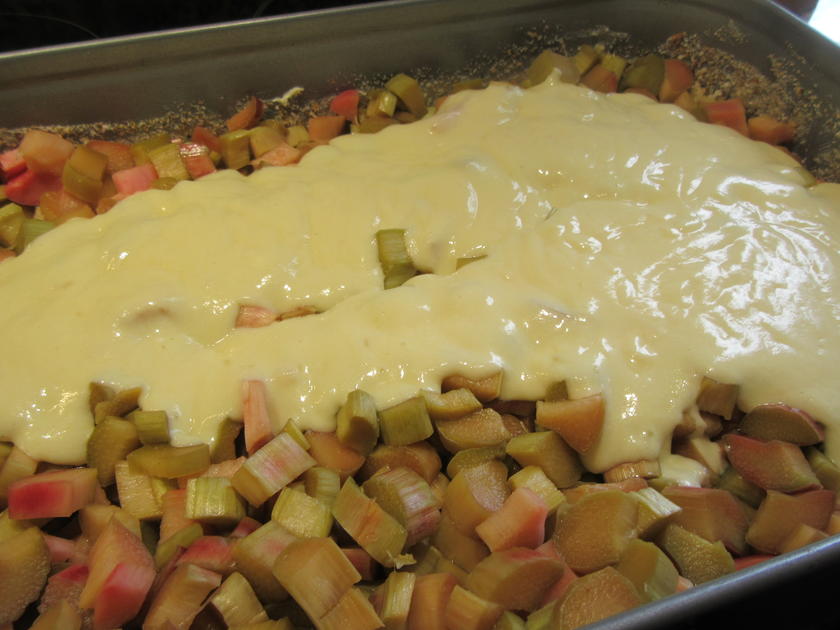 Backen: Rhabarberkuchen mit Schmandguss - Rezept - kochbar.de