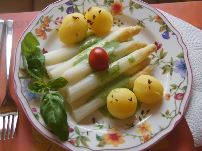 Rezept: Spargel mit Petetersilien-Pesto und Kümmel-Frühkartoffeln Bild Nr. 5650 Spargel mit Petetersilien-Pesto und Kümmel-Frühkartoffeln - Rezept - Bild Nr. 5650
