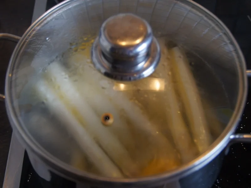 Rezept: Spargel mit Petetersilien-Pesto und Kümmel-Frühkartoffeln Bild Nr. 5653 Spargel mit Petetersilien-Pesto und Kümmel-Frühkartoffeln - Rezept - Bild Nr. 5653