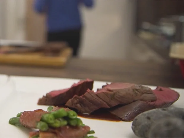 Wildschweinfilet mit kanarischen Trüffelkartoffeln und Prinzessbohnen in Ibéricoschinken - Rezept - Bild Nr. 2