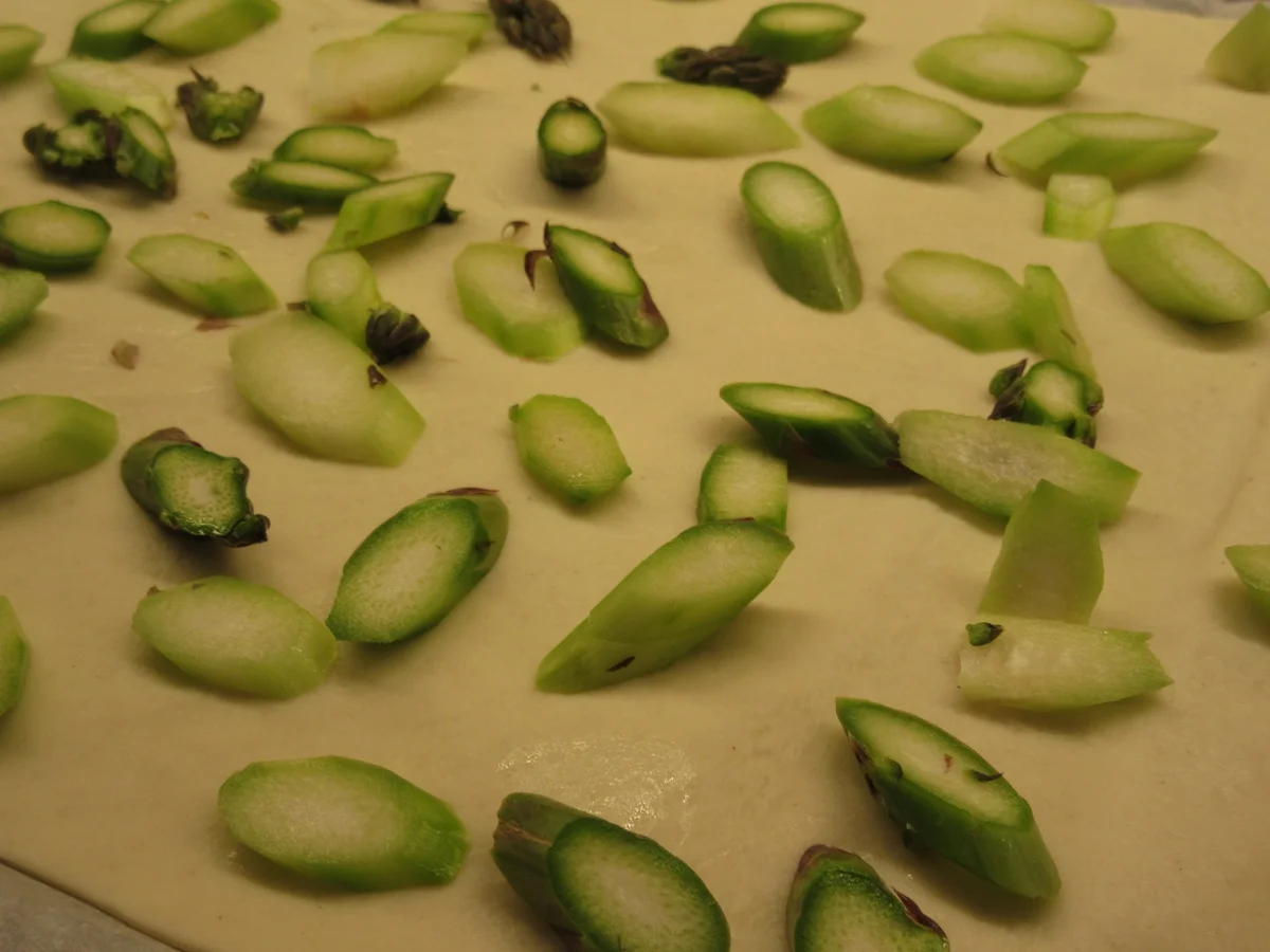 Pikantes Backen: Strudelteig mit Spargel-Birnen-Käse-Belag - Rezept - Bild Nr. 5675