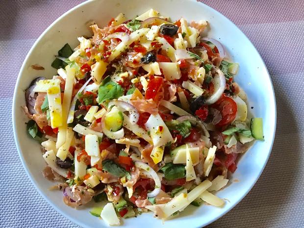 Wurst-Käse-Salat mit Salami und Pecorino - Rezept - kochbar.de