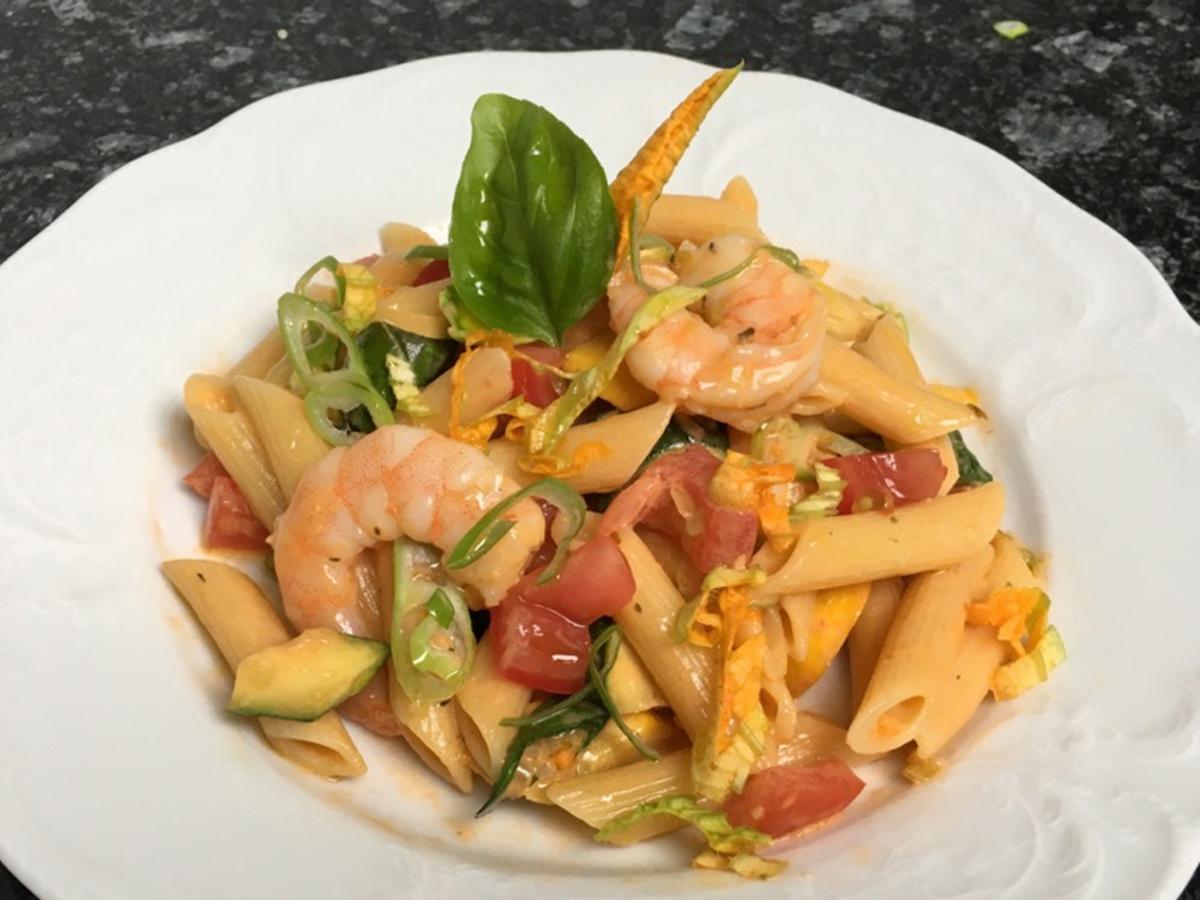 Penne Mit Garnelen Und Zucchini In Tomatenrahm Rezept Kochbar De