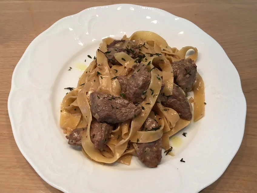 Rezept: Fettuccine mit getrockneten Steinpilzen und Rinderfiletstreifen Bild Nr. 5677 Fettuccine mit getrockneten Steinpilzen und Rinderfiletstreifen - Rezept - Bild Nr. 5677