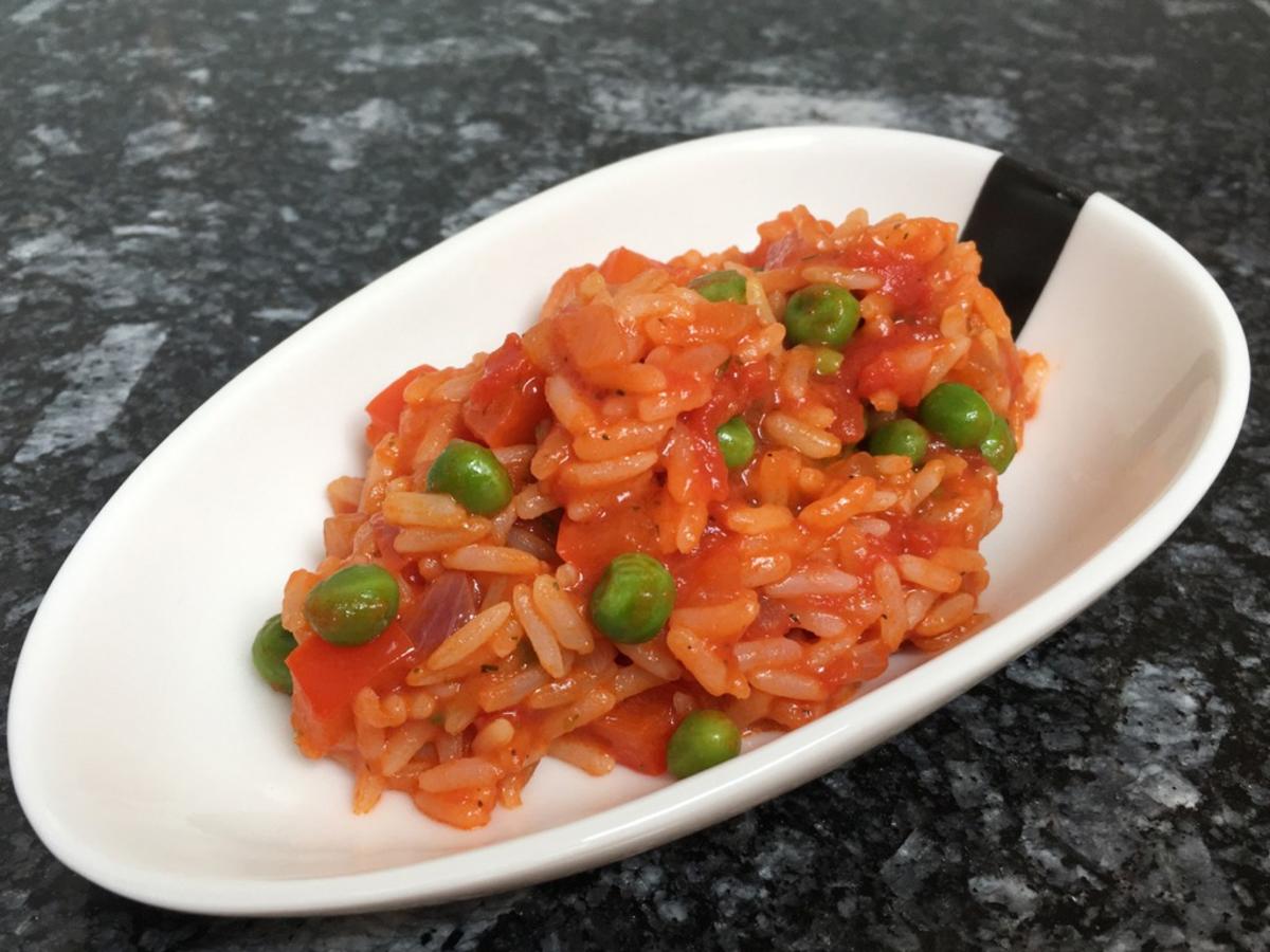 Tomaten-Paprika-Reis mit Erbsen - Rezept - kochbar.de