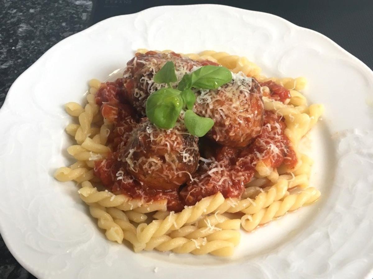 Bilder für Pasta mit Fleischbällchen in Tomatensauce - Rezept