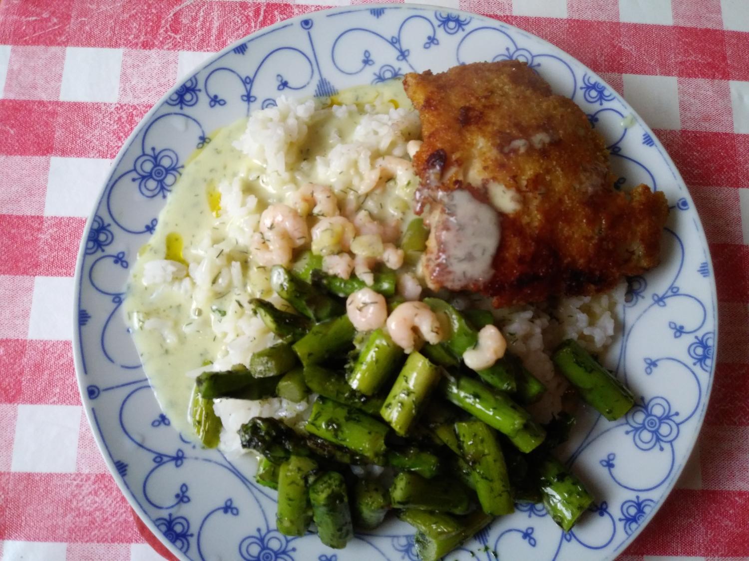 Panierter Fisch mit Reis und grünem Spargel - Rezept - kochbar.de