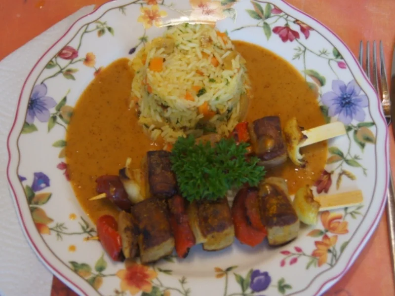 Rezept: Würstchen-Gemüse-Spieße mit Eier-Gemüse-Bratreis und Erdnusssauce Bild Nr. 5680 Würstchen-Gemüse-Spieße mit Eier-Gemüse-Bratreis und Erdnusssauce - Rezept - Bild Nr. 5680