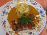 Würstchen-Gemüse-Spieße mit Eier-Gemüse-Bratreis und Erdnusssauce - Rezept - Bild Nr. 5680