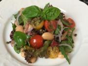Salat von Rucola & Lollo rosso mit Riesenbohnen, Oliven und Kapern - Rezept - Bild Nr. 2