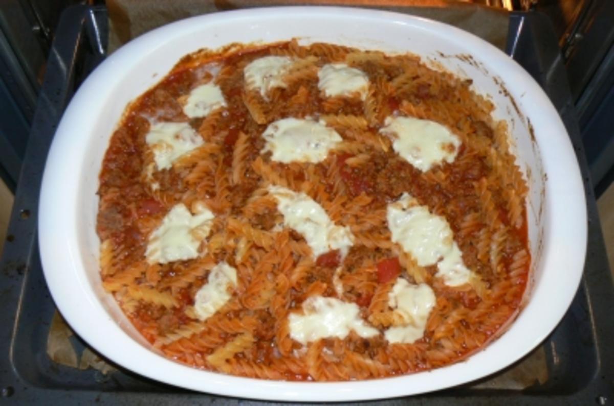 fruchtige Tomaten-Bolognese überbacken mit Mozzarella - Rezept