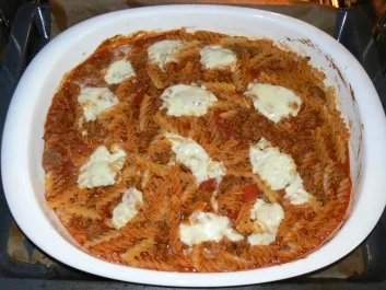 fruchtige Tomaten-Bolognese überbacken mit Mozzarella - Rezept