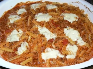 fruchtige Tomaten-Bolognese überbacken mit Mozzarella - Rezept
