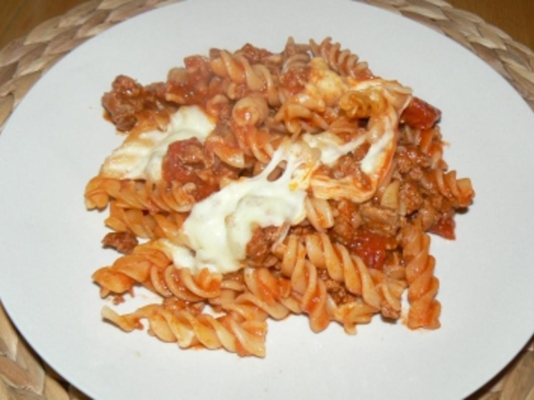 Fruchtige Tomaten Bolognese überbacken mit Mozzarella - einfach - von ... Fruchtige Tomaten Bolognese überbacken mit Mozzarella - einfach - von ...