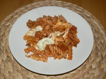 fruchtige Tomaten-Bolognese überbacken mit Mozzarella - Rezept