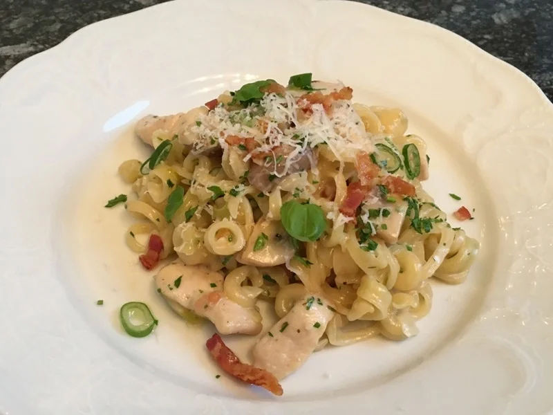 Pasta mit Hähnchenbrust, Frühlingszwiebeln und Champignons in Weißwein Sahne Sauce  - Rezept - Bild Nr. 2