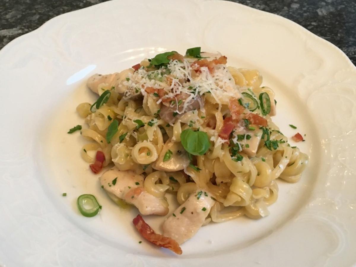 Pasta mit Hähnchenbrust, Frühlingszwiebeln und Champignons in Weißwein ...
