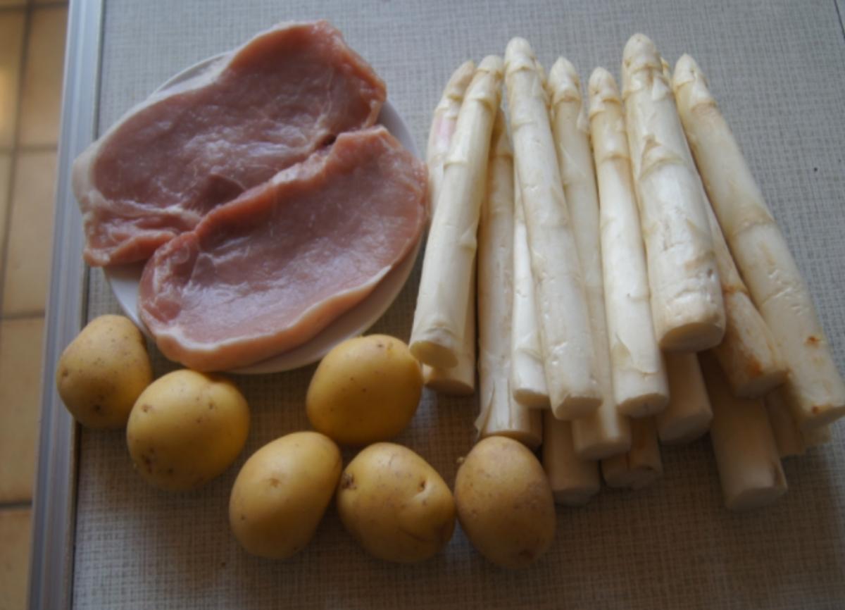 Schnitzel Wiener Art mit Spargel, Petersilien-Buttersauce und Frühkartoffeln - Rezept - Bild Nr. 5698