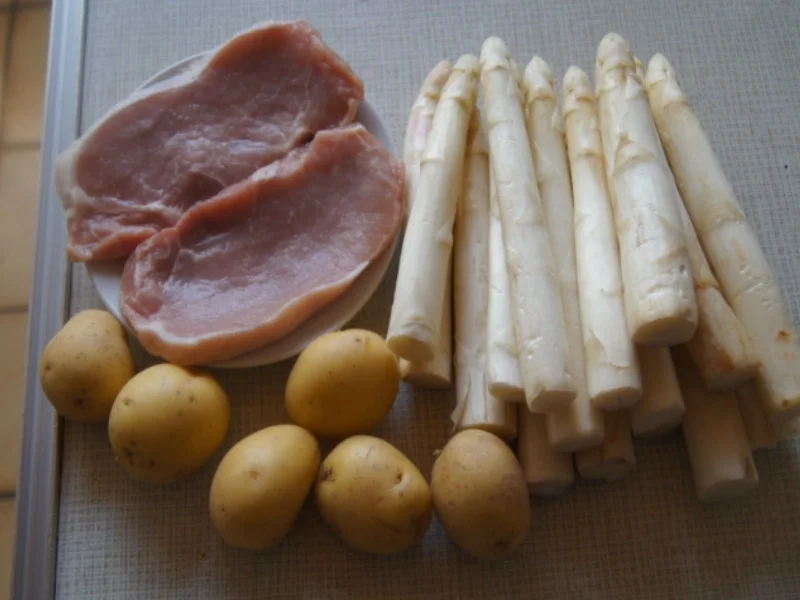 Schnitzel Wiener Art mit Spargel, Petersilien-Buttersauce und Frühkartoffeln - Rezept - Bild Nr. 5698