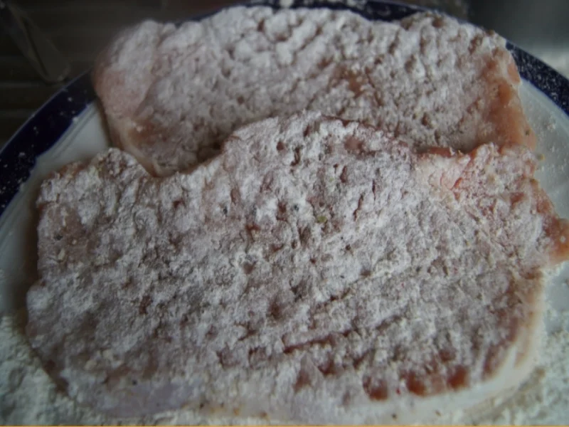 Schnitzel Wiener Art mit Spargel, Petersilien-Buttersauce und Frühkartoffeln - Rezept - Bild Nr. 5700