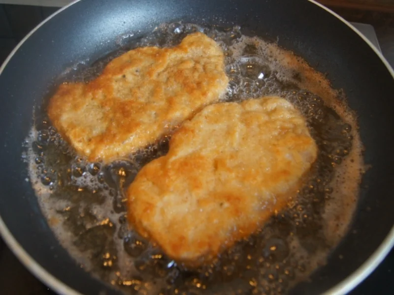 Schnitzel Wiener Art mit Spargel, Petersilien-Buttersauce und Frühkartoffeln - Rezept - Bild Nr. 5703