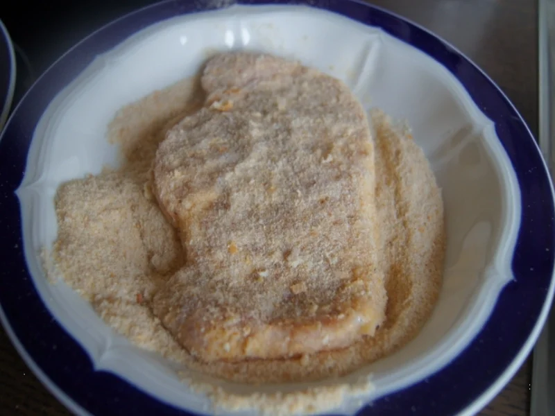 Schnitzel Wiener Art mit Spargel, Petersilien-Buttersauce und Frühkartoffeln - Rezept - Bild Nr. 5704