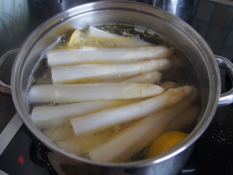 Schnitzel Wiener Art mit Spargel, Petersilien-Buttersauce und Frühkartoffeln - Rezept - Bild Nr. 5706