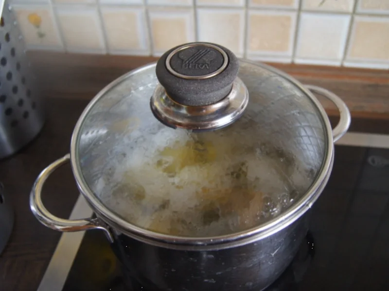 Schnitzel Wiener Art mit Spargel, Petersilien-Buttersauce und Frühkartoffeln - Rezept - Bild Nr. 5708