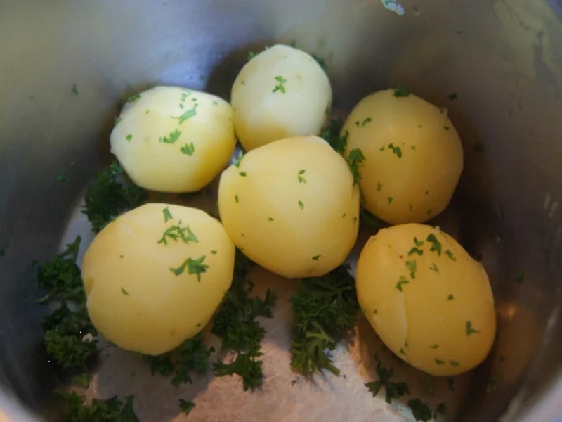 Schnitzel Wiener Art mit Spargel, Petersilien-Buttersauce und Frühkartoffeln - Rezept - Bild Nr. 5709