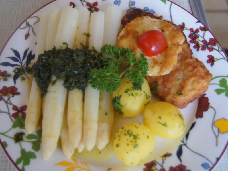 Schnitzel Wiener Art mit Spargel, Petersilien-Buttersauce und Frühkartoffeln - Rezept - Bild Nr. 5714