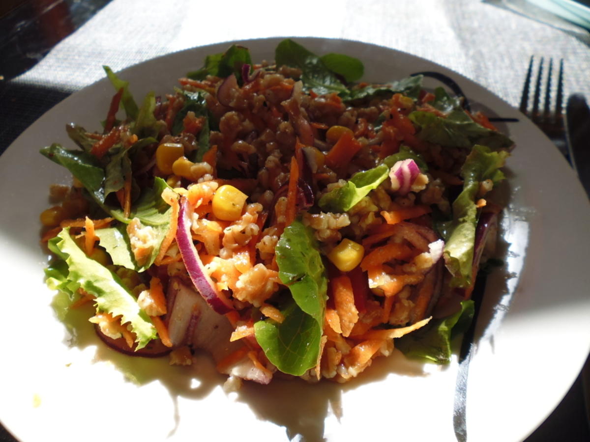 Dinkelsalat mit Salat von der Fensterbank - Rezept - kochbar.de