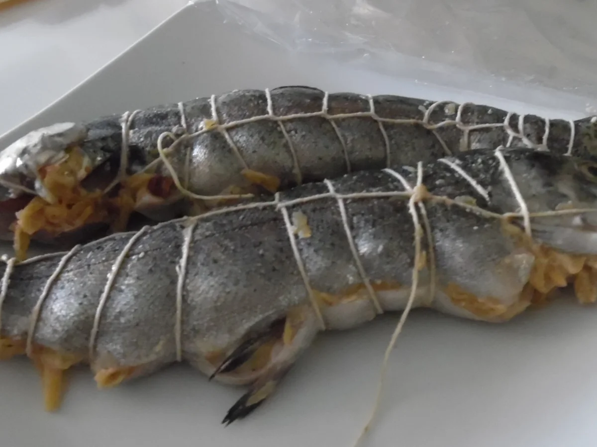 Gefüllte Forelle vom Grill mit Endivien-Salat - Rezept - Bild Nr. 2