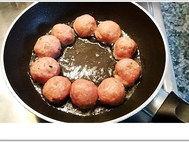 Rezept: Party- Bällchen aus dem Ofen und BBQ Sauce dazu Bild Nr. 5701 Party- Bällchen aus dem Ofen und BBQ Sauce dazu - Rezept - Bild Nr. 5701