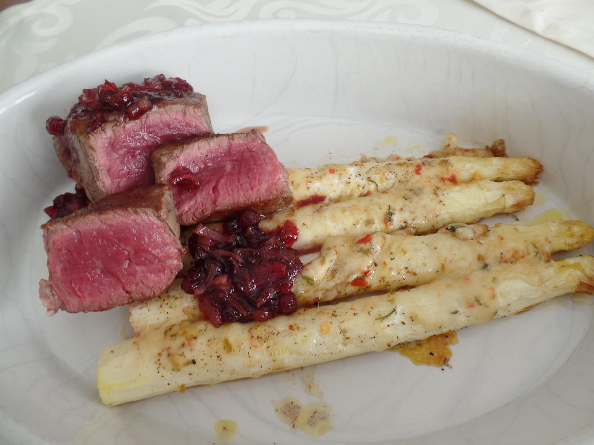 Gratinierter Spargel mit Hüftsteak und Preiselbeersoße - einfach - von ...
