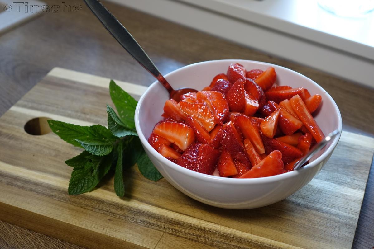 Sahne-Joghurt-Baiser-Eis mit marinierten Erdbeeren - Rezept - Bild Nr. 5705